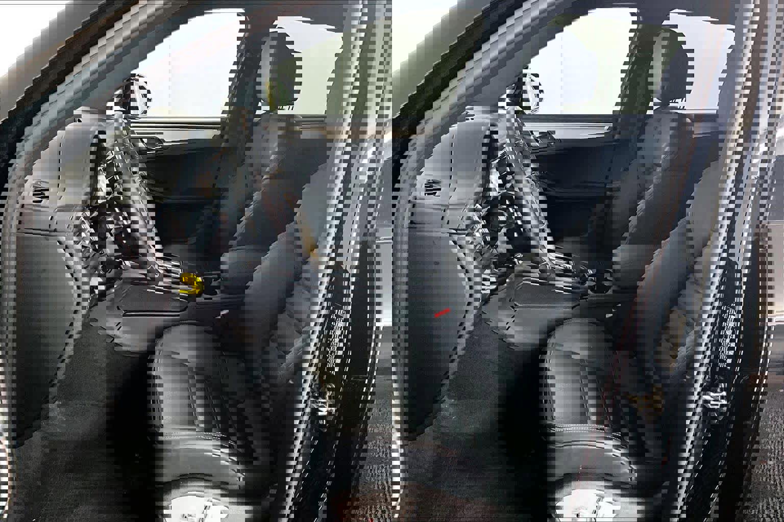 Used 2023 Porsche Macan Turbo image 9