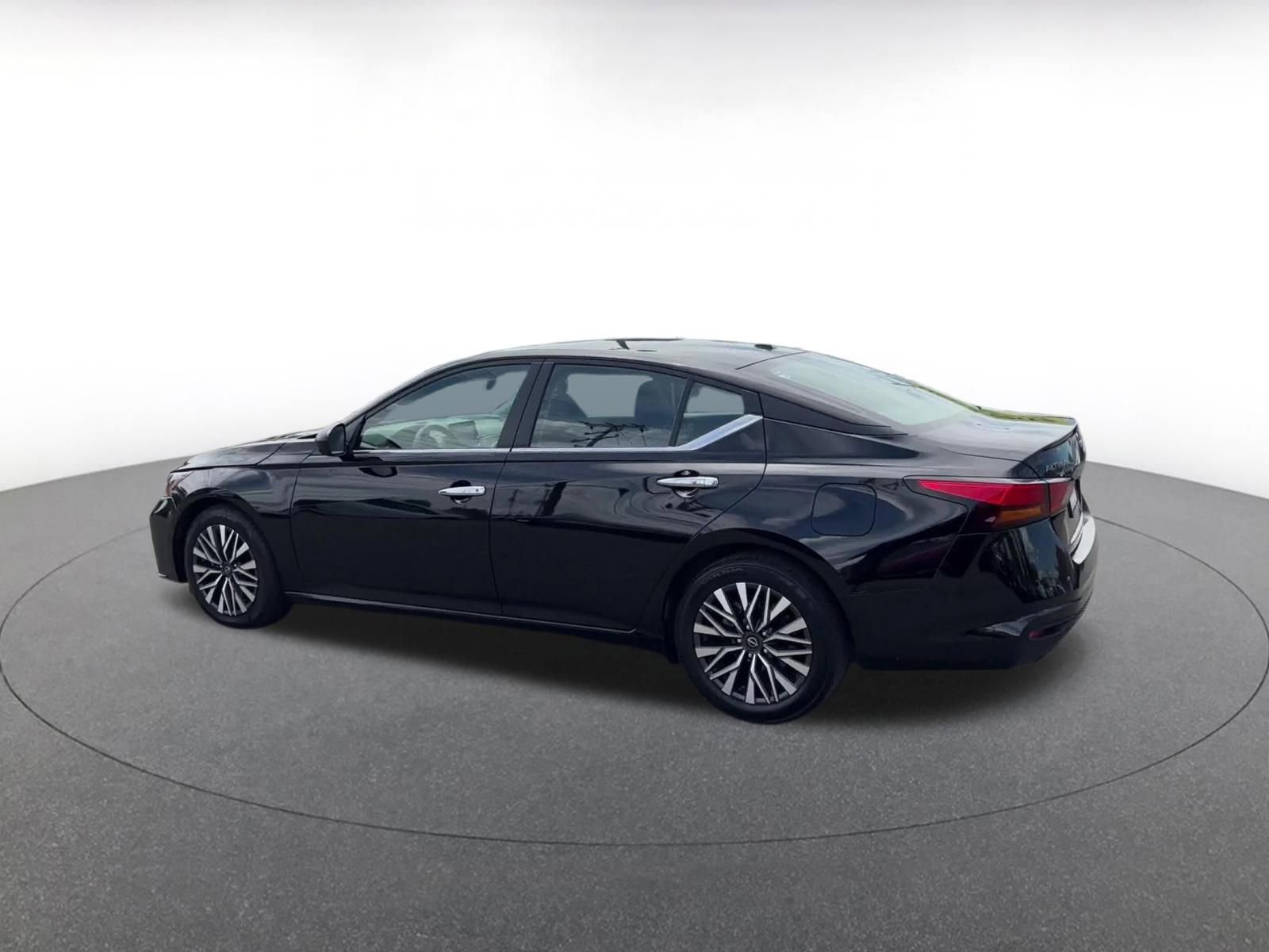 Used 2025 Nissan Altima 2.5 SV FWD image 10