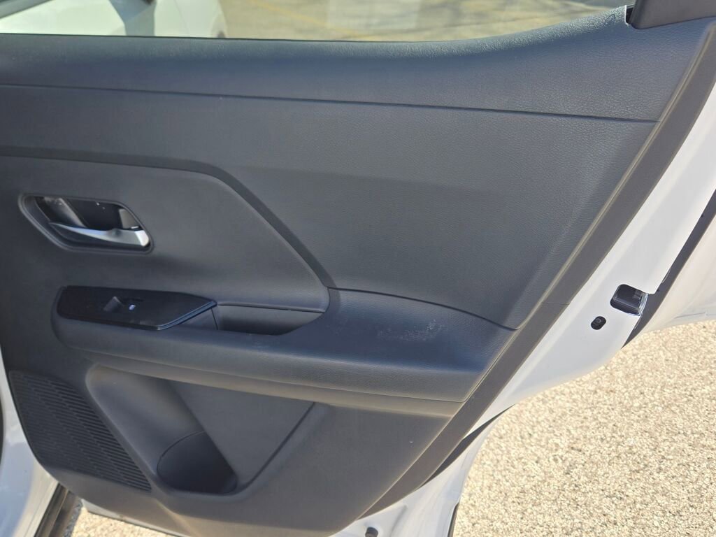 Used 2025 Nissan Kicks SV AWD/4WD image 9