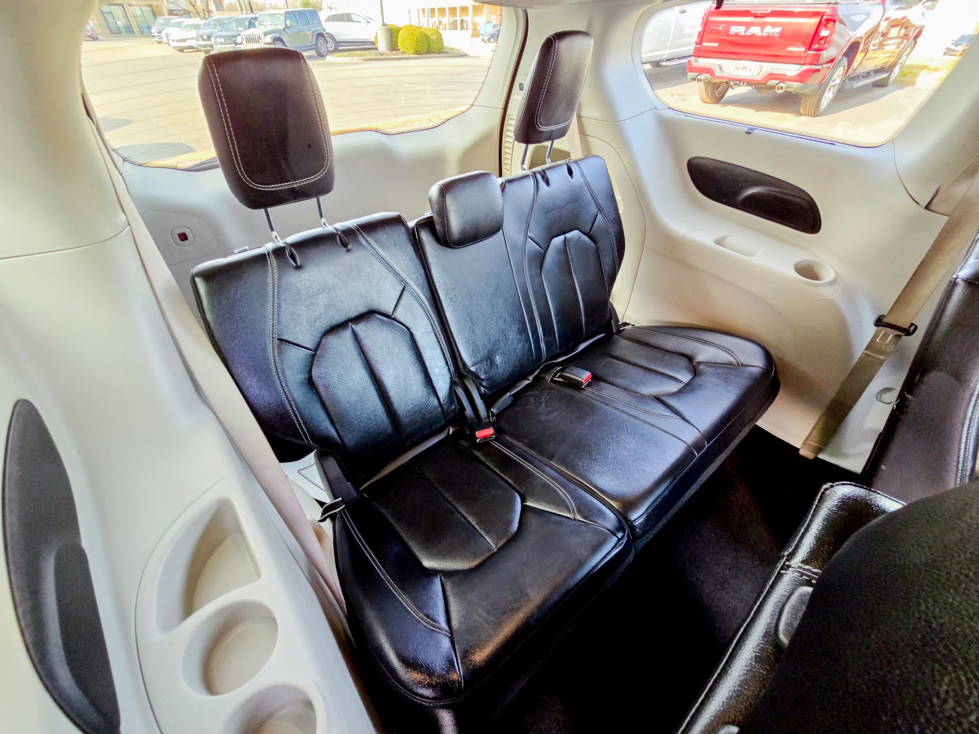 Used 2022 Chrysler Pacifica Touring-L image 32
