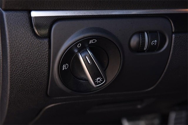 Used 2014 Volkswagen Eos w/ Sport Package image 11