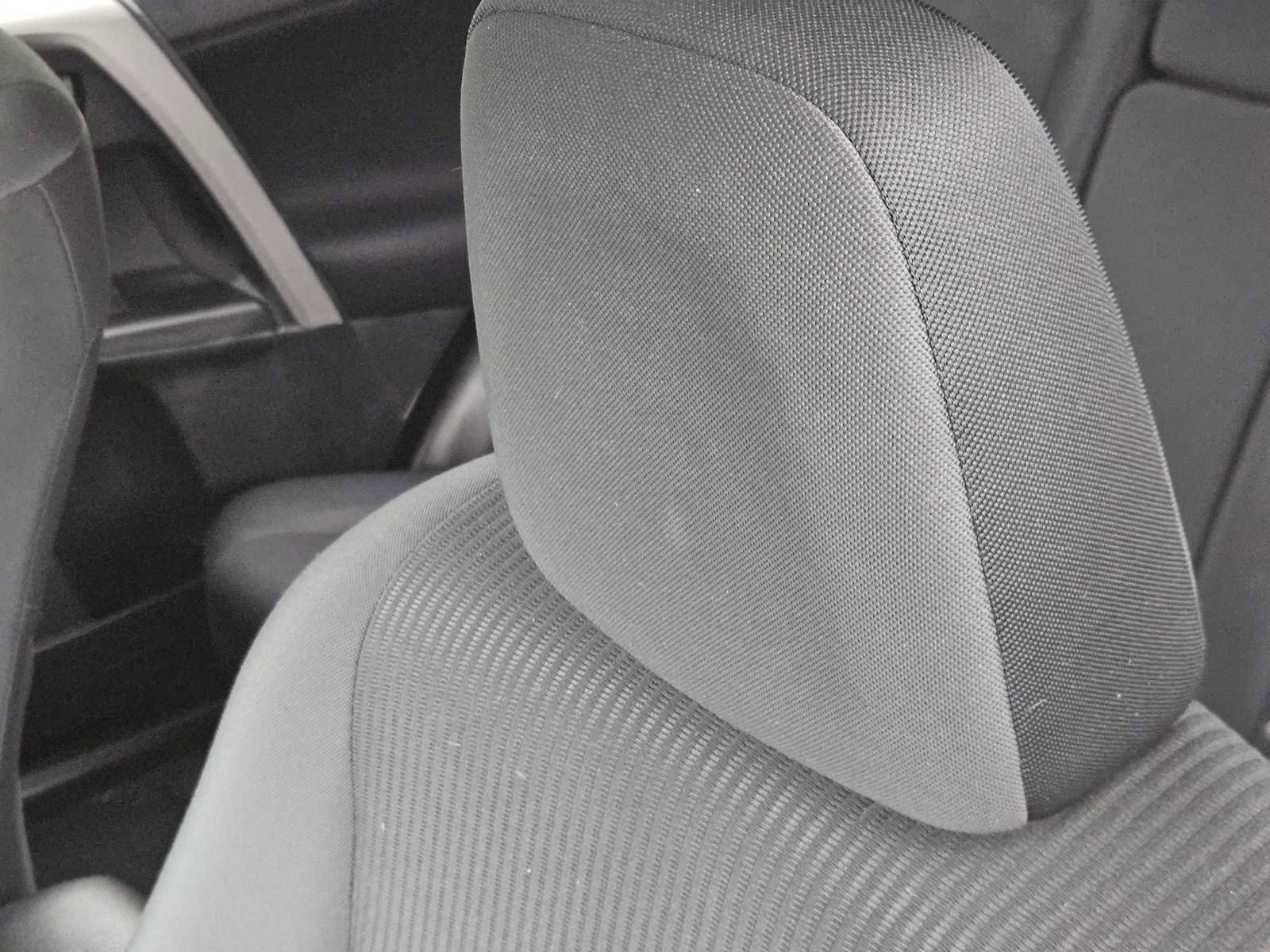 Used 2018 Toyota RAV4 LE image 15