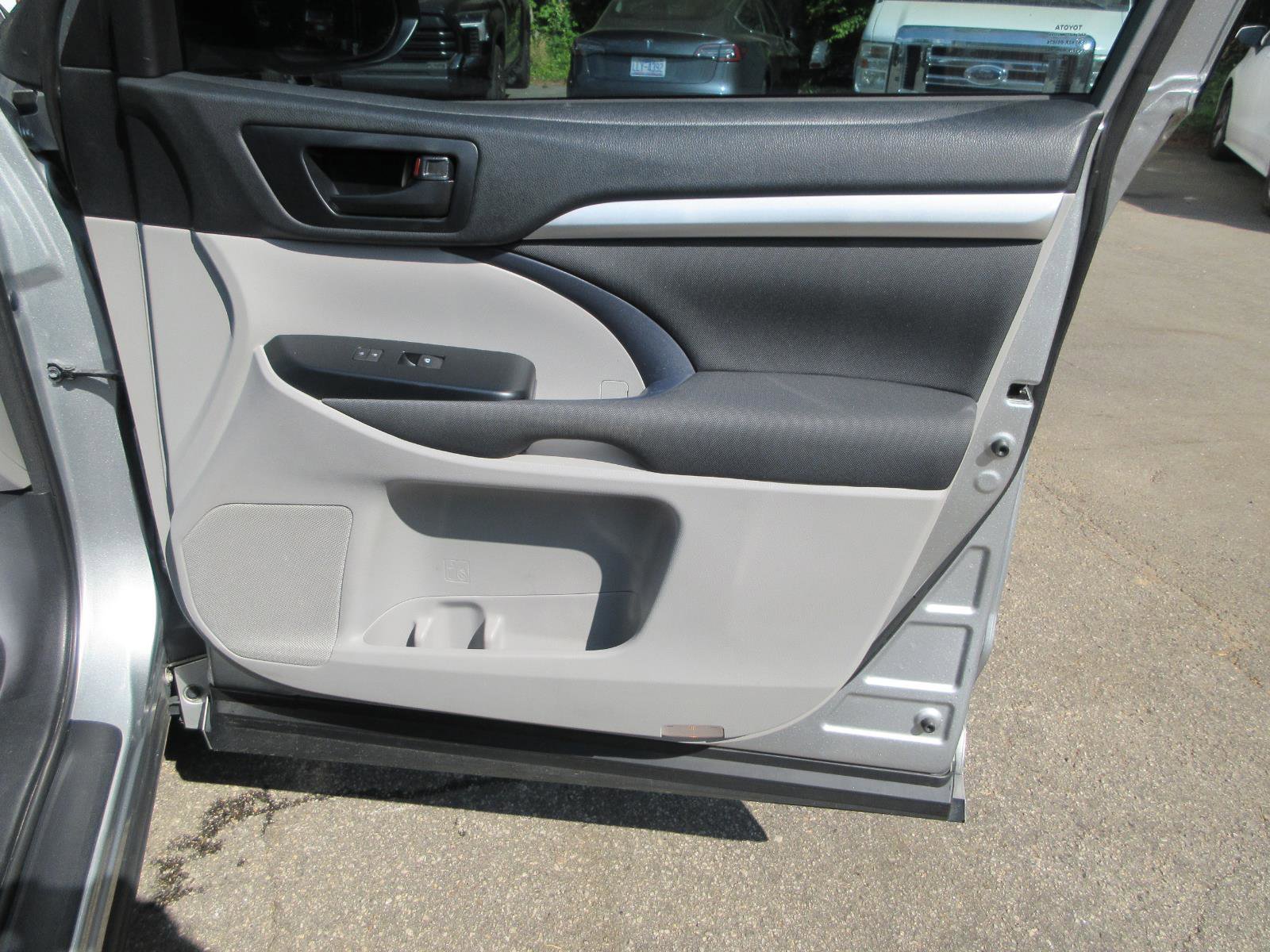 Used 2018 Toyota Highlander LE FWD image 20