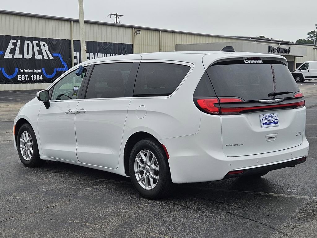 Used 2023 Chrysler Pacifica Touring-L FWD image 4