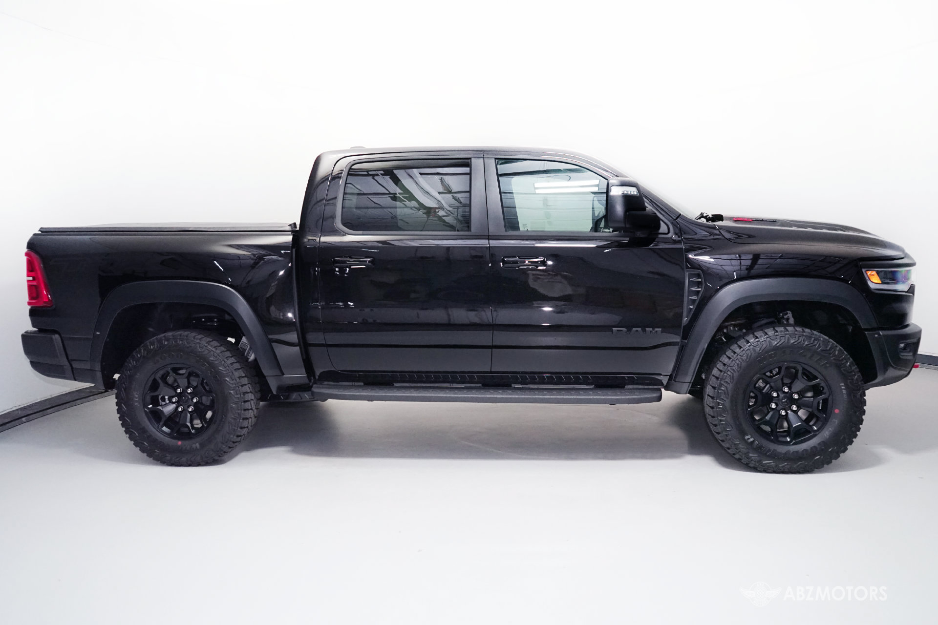 Used 2027 RAM 1500 4x4 Crew Cab image 3