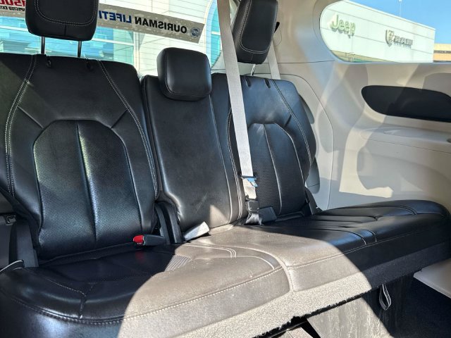 Used 2024 Chrysler Pacifica Touring-L FWD image 12