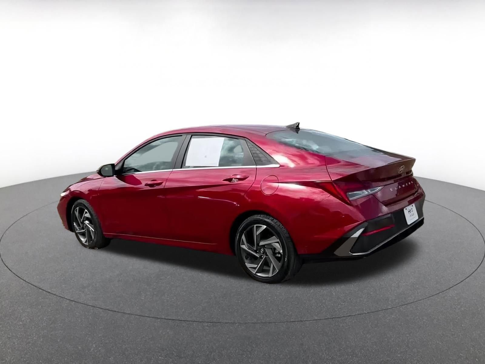 Used 2025 Hyundai Elantra Limited image 9