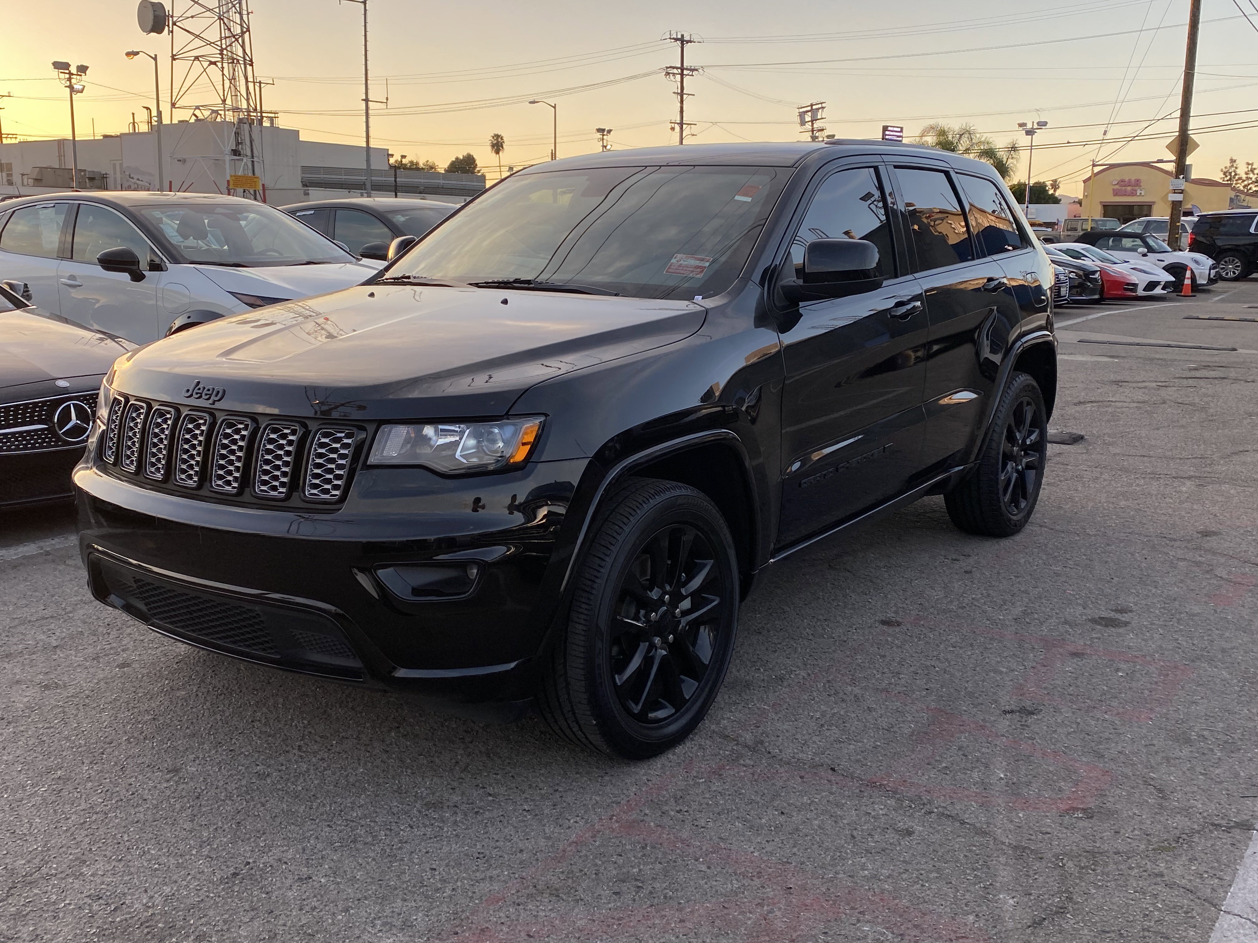 Used 2022 Jeep Grand Cherokee Laredo X image 2