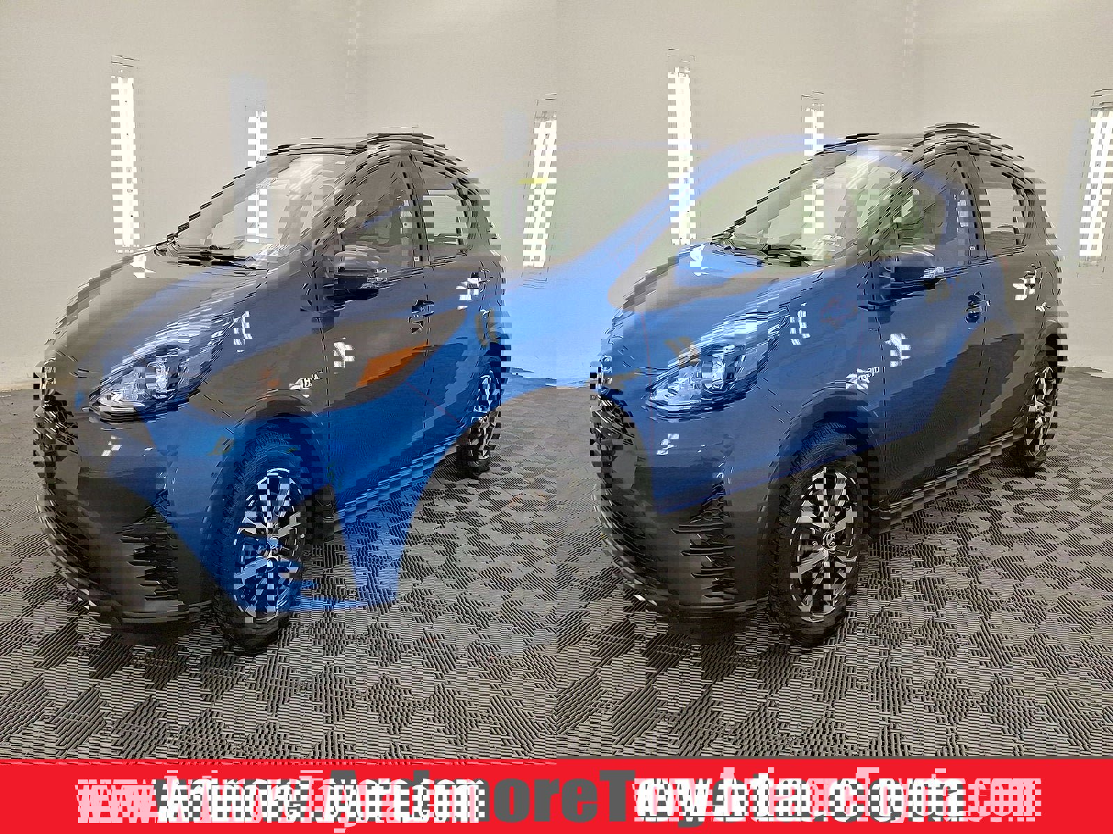 Certified 2018 Toyota Prius C One image 1