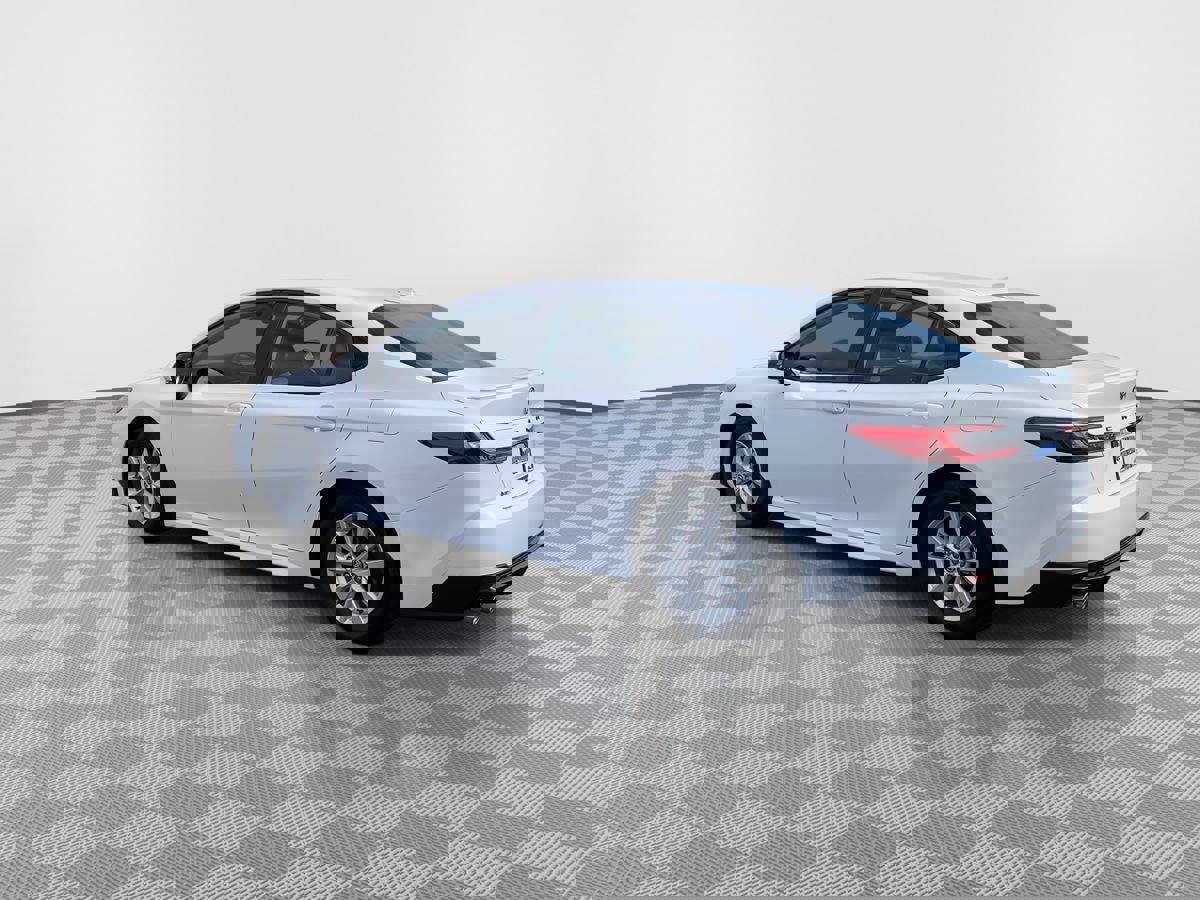 Used 2025 Toyota Camry SE image 5