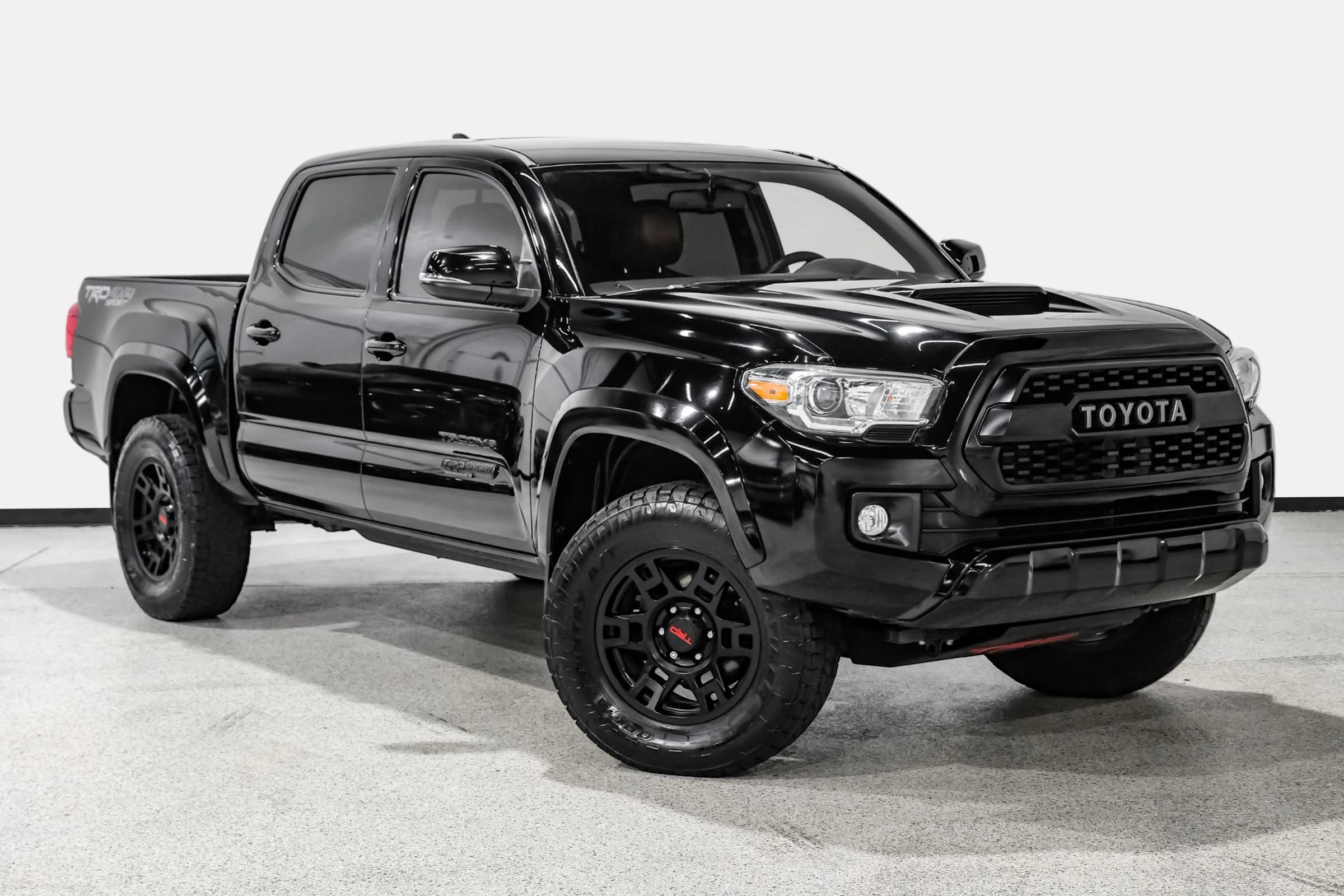 Used 2017 Toyota Tacoma TRD Sport w/ Premium & Technology Package AWD/4WD image 4