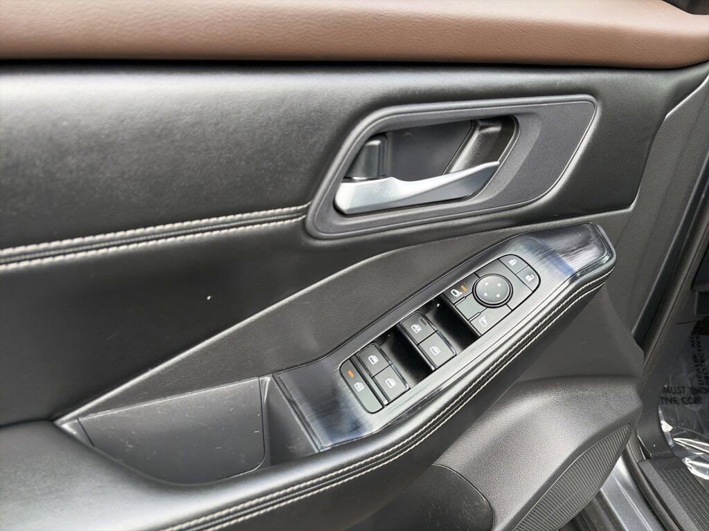 Used 2023 Nissan Rogue SV w/ SV Premium B Package image 28