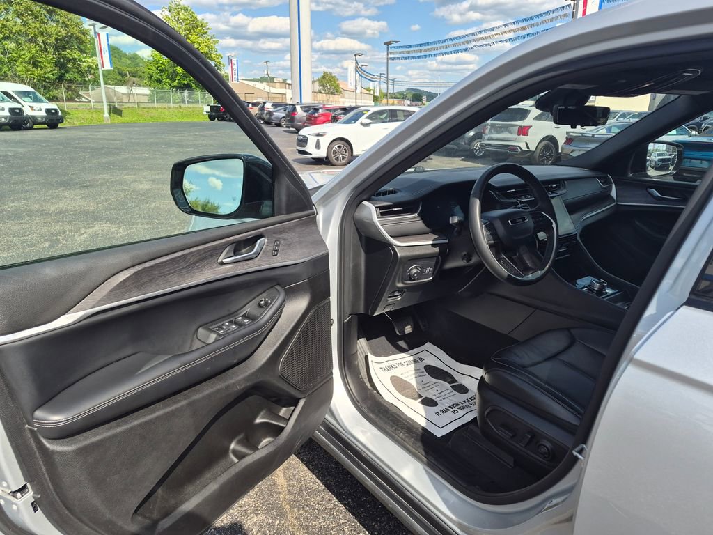 Used 2024 Jeep Grand Cherokee L Limited w/ Luxury Tech Group II AWD/4WD image 16