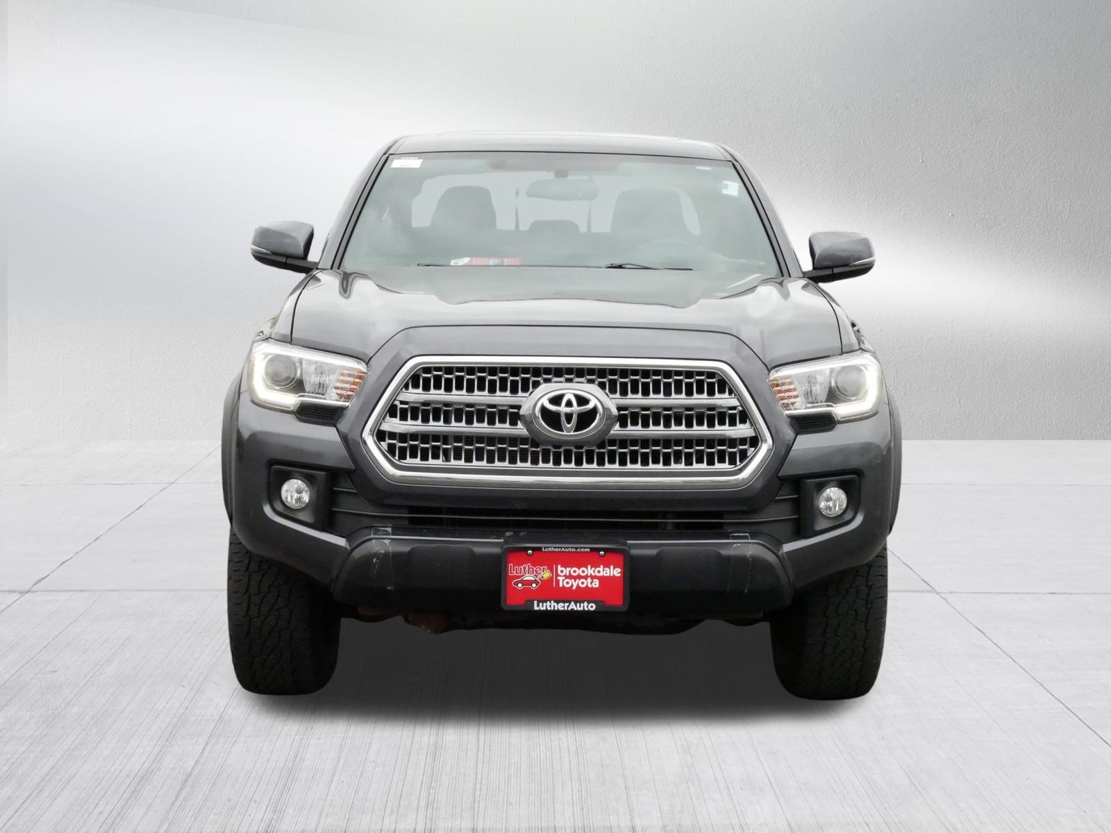Used 2017 Toyota Tacoma TRD Off-Road AWD/4WD image 2