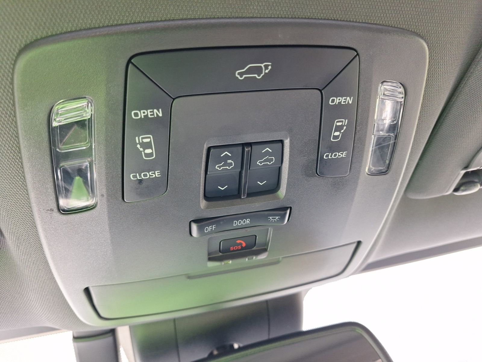 Used 2024 Toyota Sienna XLE Woodland Edition image 30