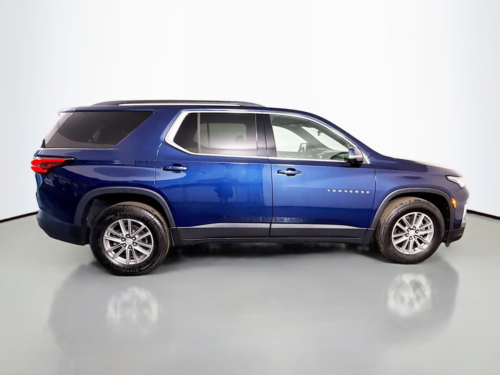 Used 2023 Chevrolet Traverse LT image 11