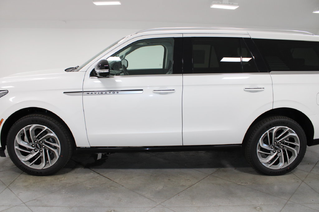 New 2027 Lincoln Navigator Reserve RWD image 5
