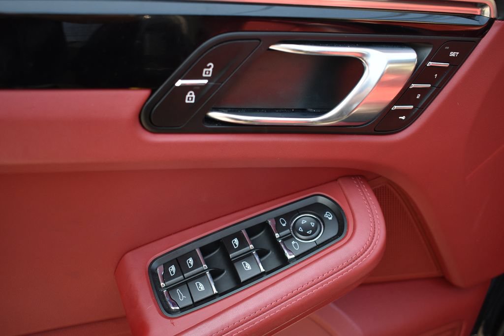 Used 2024 Porsche Macan Turbo AWD/4WD image 12