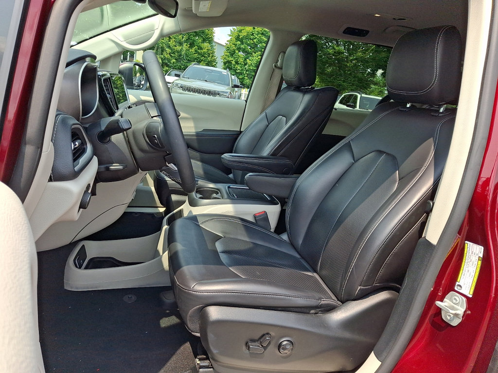 Used 2023 Chrysler Pacifica Touring-L w/ Uconnect Theater Family Group FWD image 24