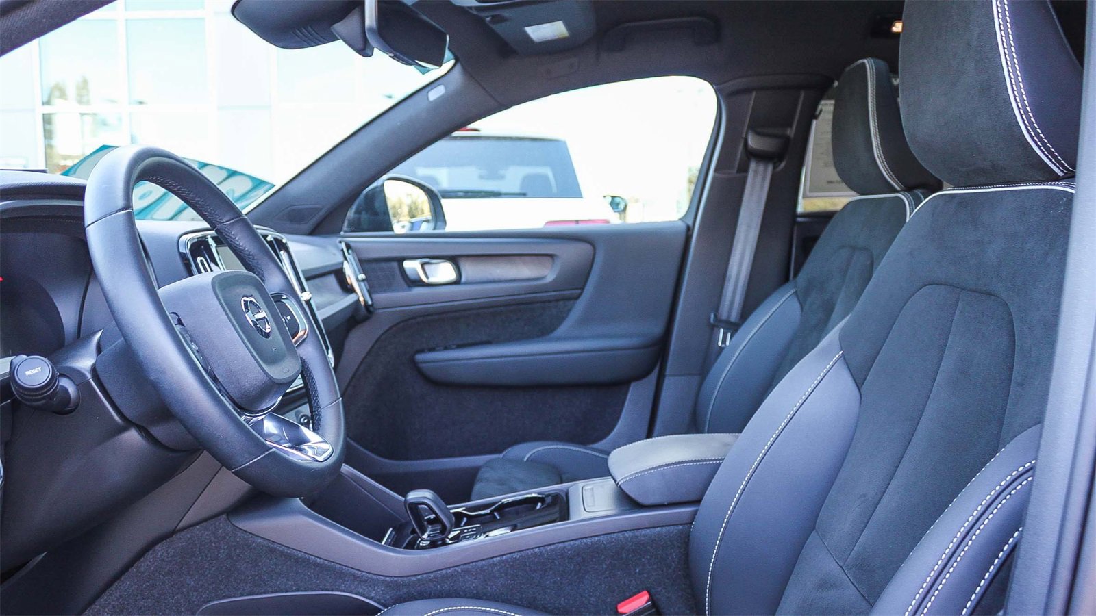 Used 2023 Volvo C40 P8 Recharge Plus w/ Protection Package Premier image 18