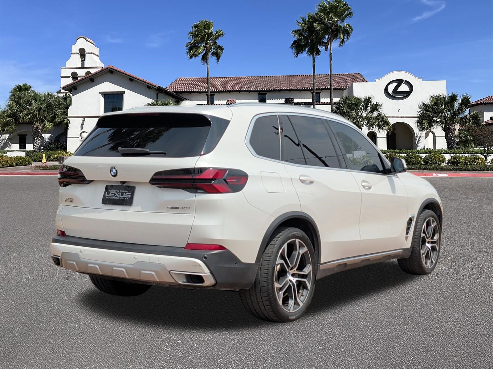 Used 2024 BMW X5 sDrive40i w/ Premium Package RWD image 2