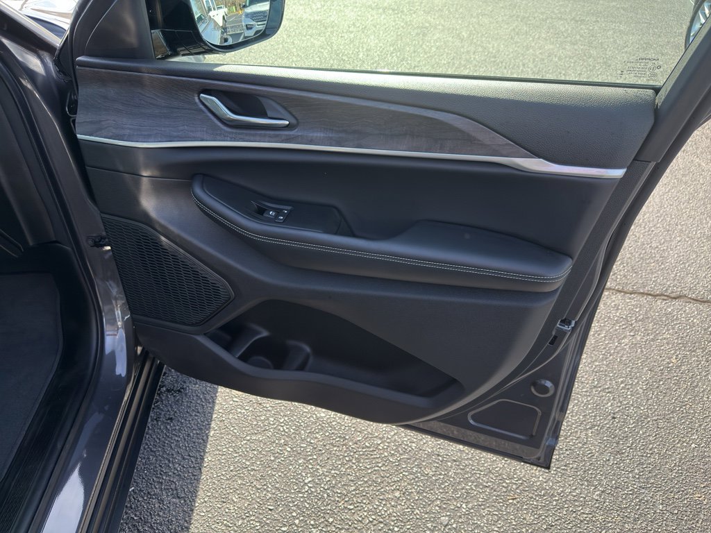 Used 2025 Jeep Grand Cherokee L Limited image 35