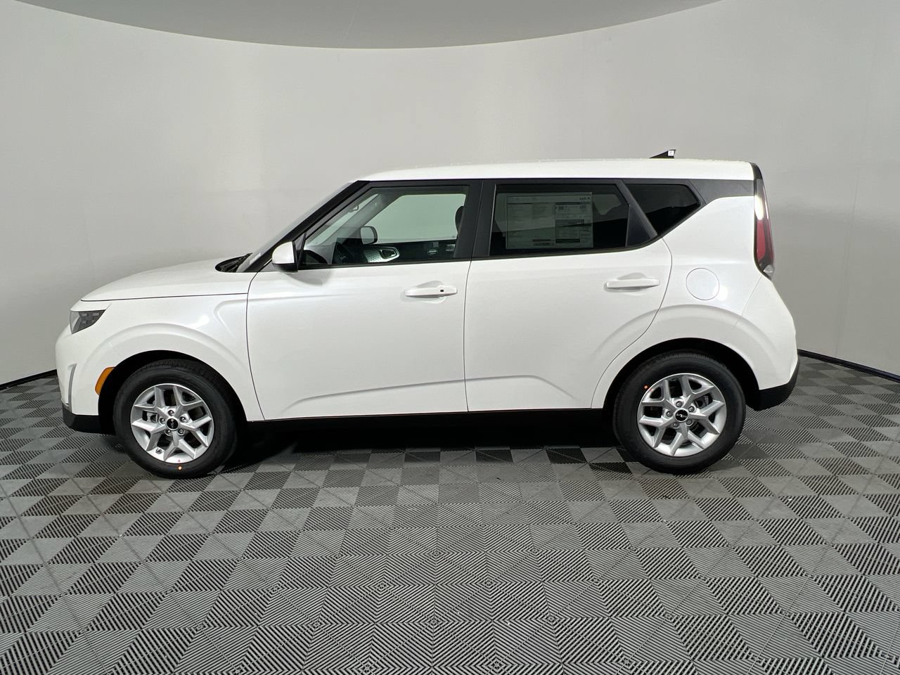 Used 2023 Kia Soul LX w/ Option Group 015 FWD image 8