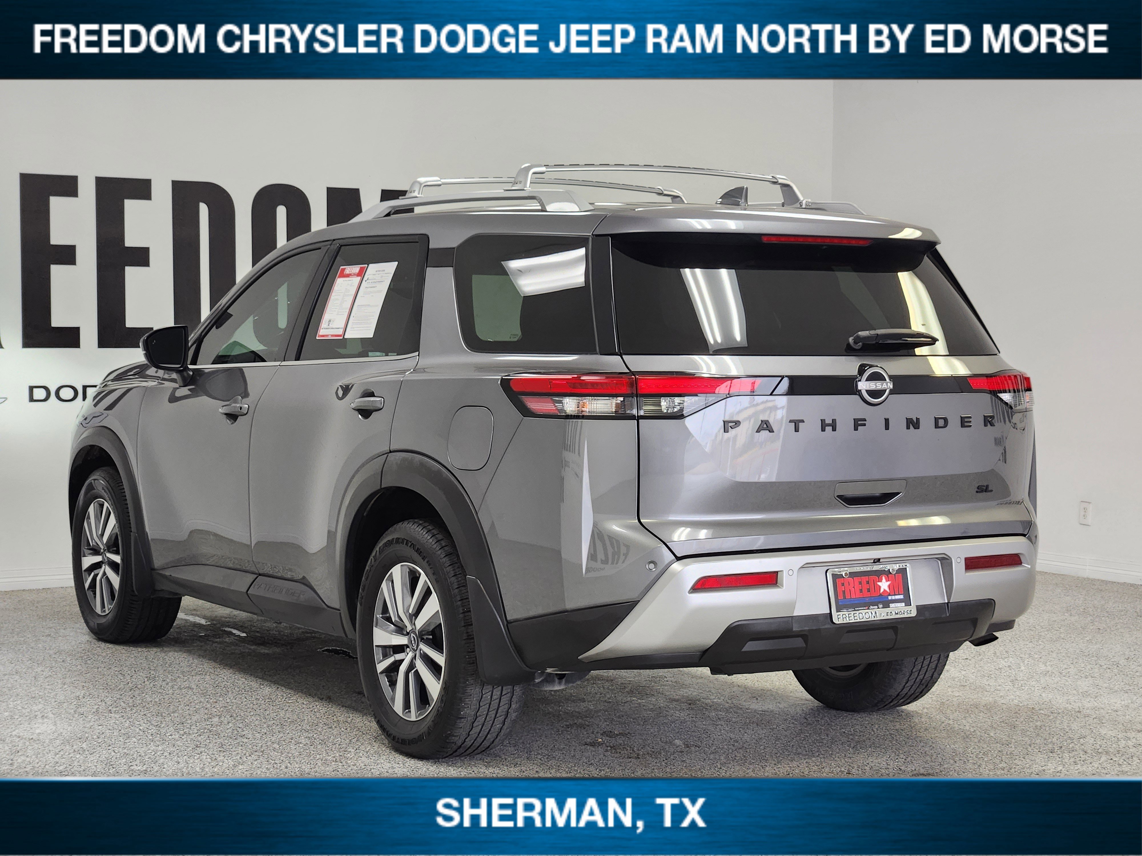 Used 2023 Nissan Pathfinder SL w/ Black Appearance Package FWD image 3