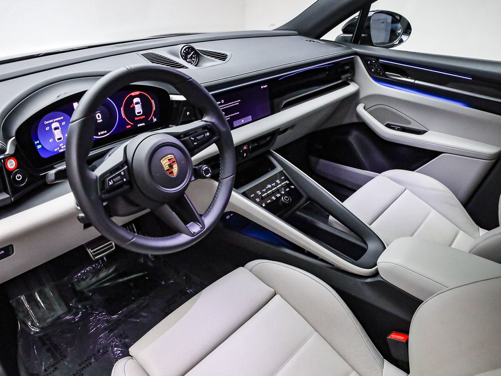 Certified 2025 Porsche Macan 4S Electric AWD/4WD image 4
