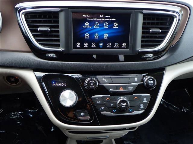 Used 2019 Chrysler Pacifica L image 16