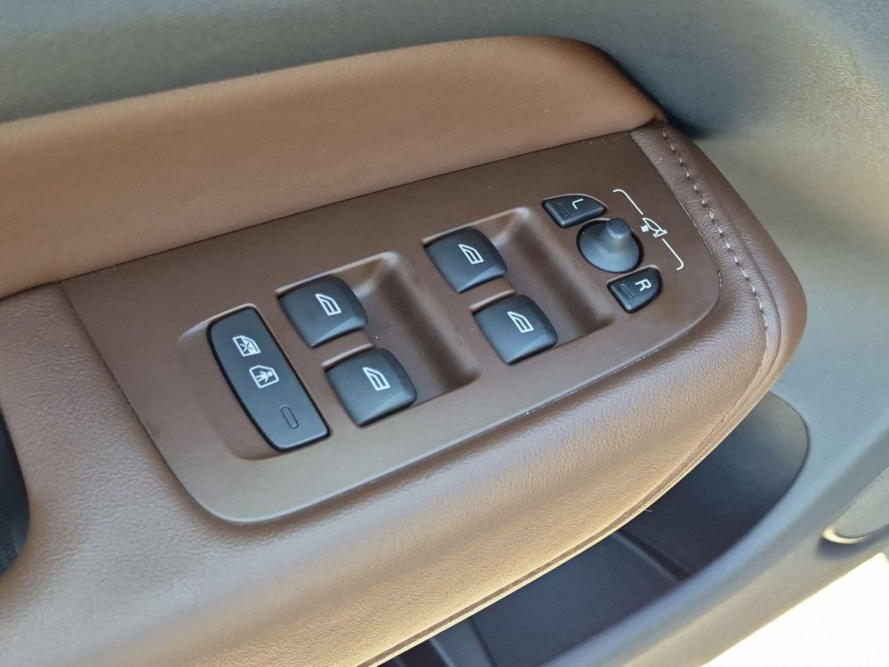 Certified 2024 Volvo XC60 T8 Plus AWD/4WD image 11