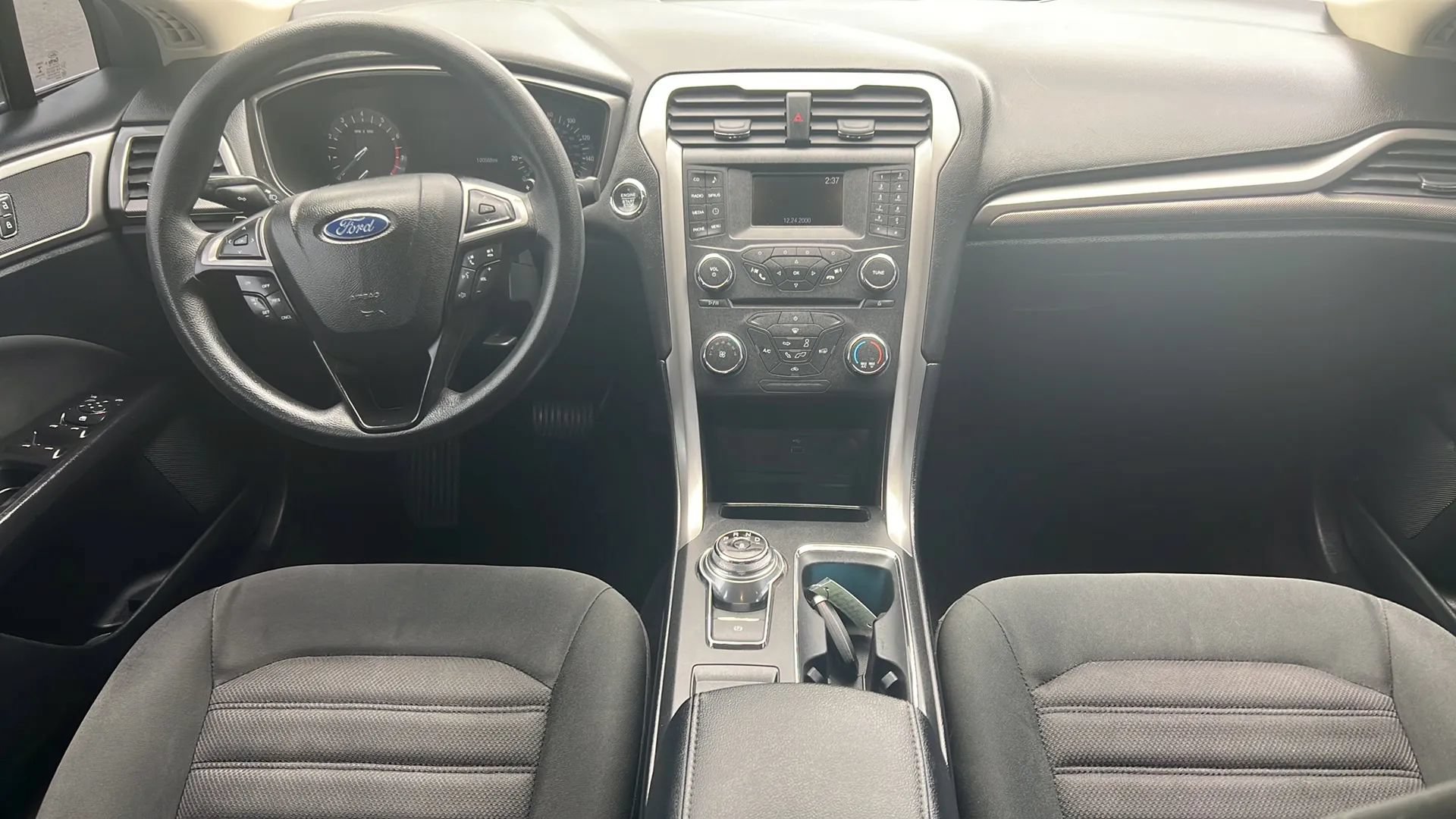 Used 2017 Ford Fusion SE FWD image 8