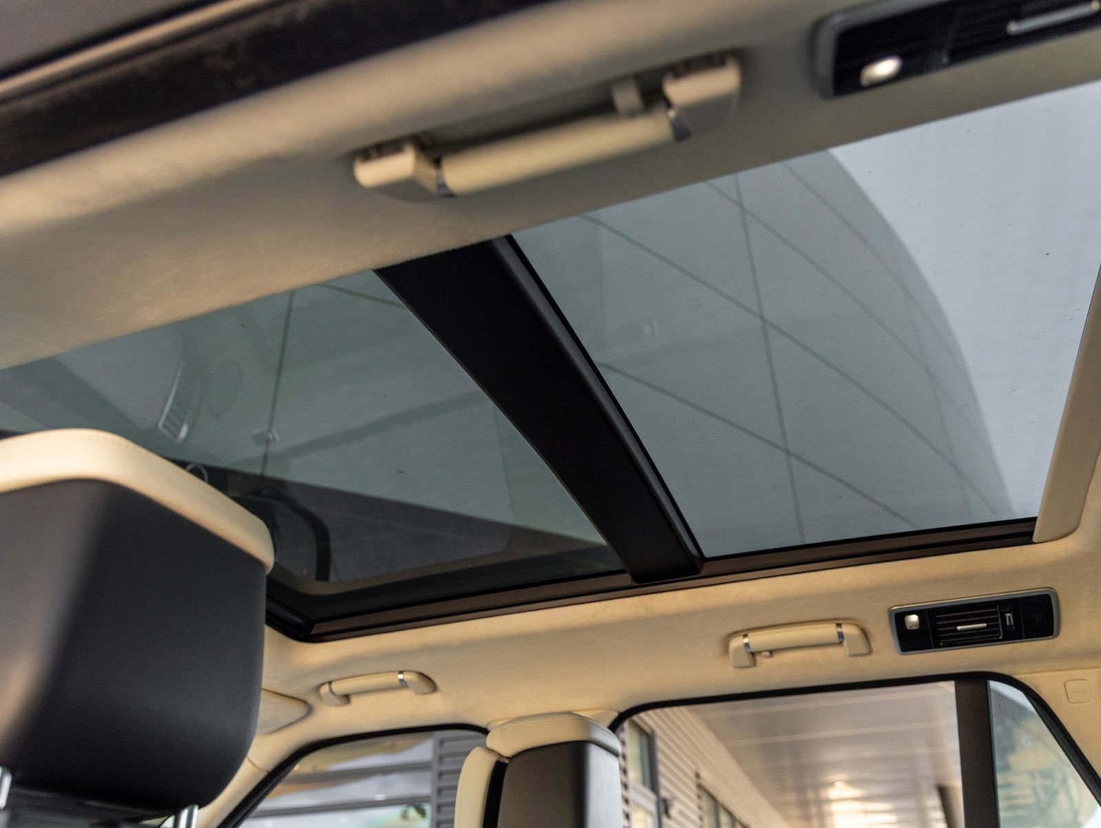 Used 2020 Land Rover Range Rover Autobiography image 25