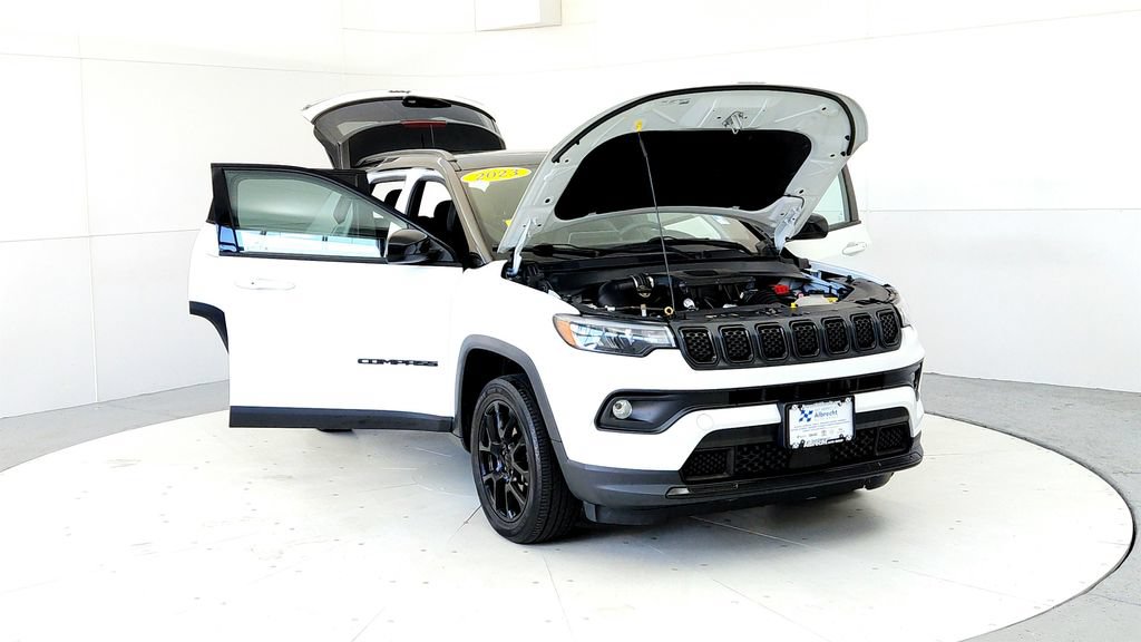 Used 2023 Jeep Compass Latitude w/ Sun and Sound Group AWD/4WD image 9