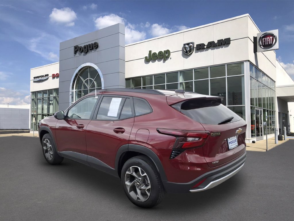 Used 2025 Chevrolet Trax LT w/ LT Convenience Package FWD image 5