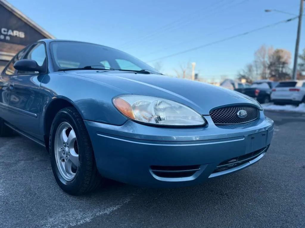 Used 2005 Ford Taurus SE FWD image 1