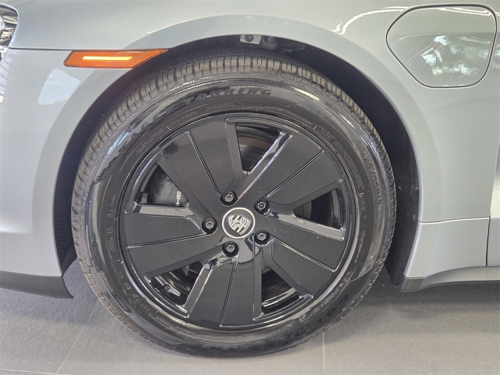 Used 2023 Porsche Taycan image 9