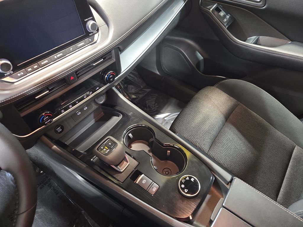 Used 2025 Nissan Rogue SV image 28