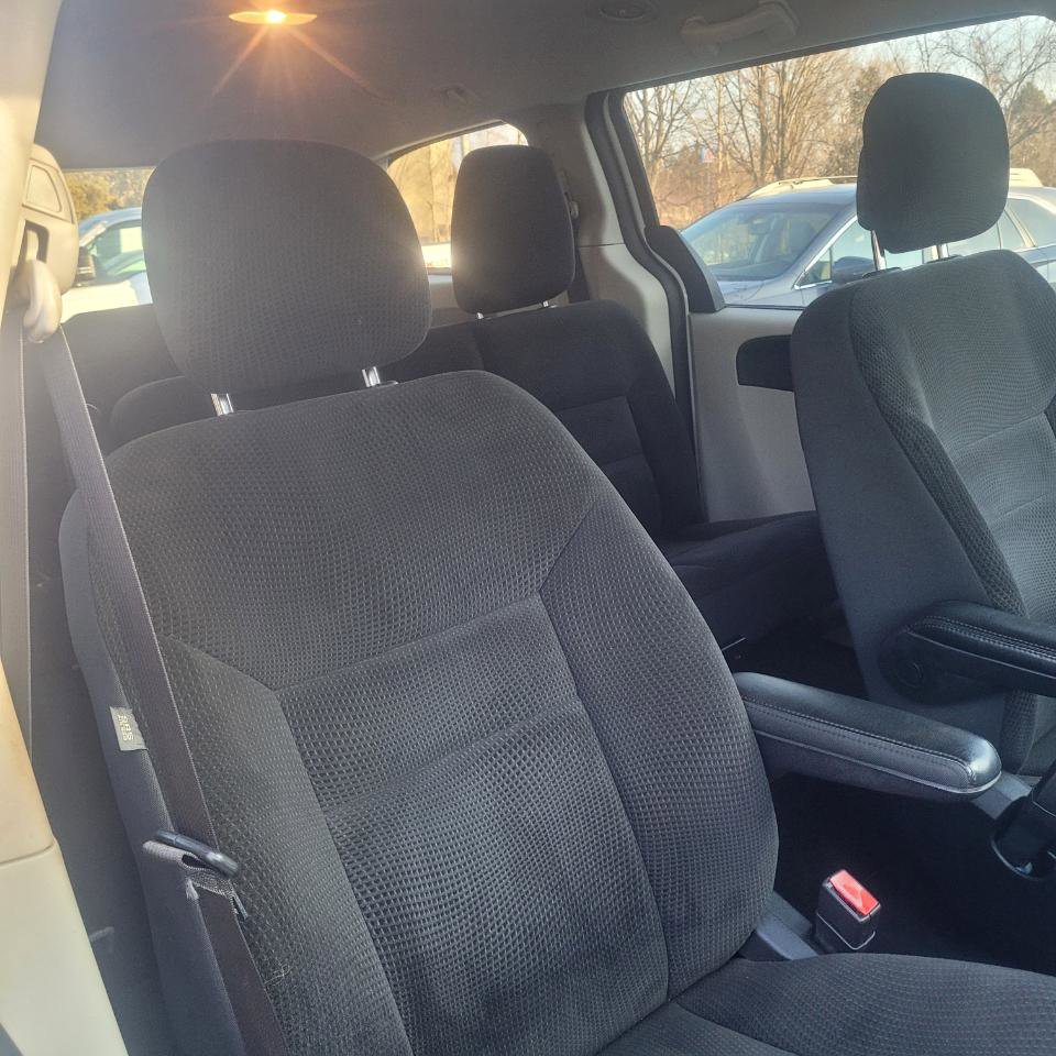 Used 2018 Dodge Grand Caravan SE w/ UConnect Hands-Free Group image 22