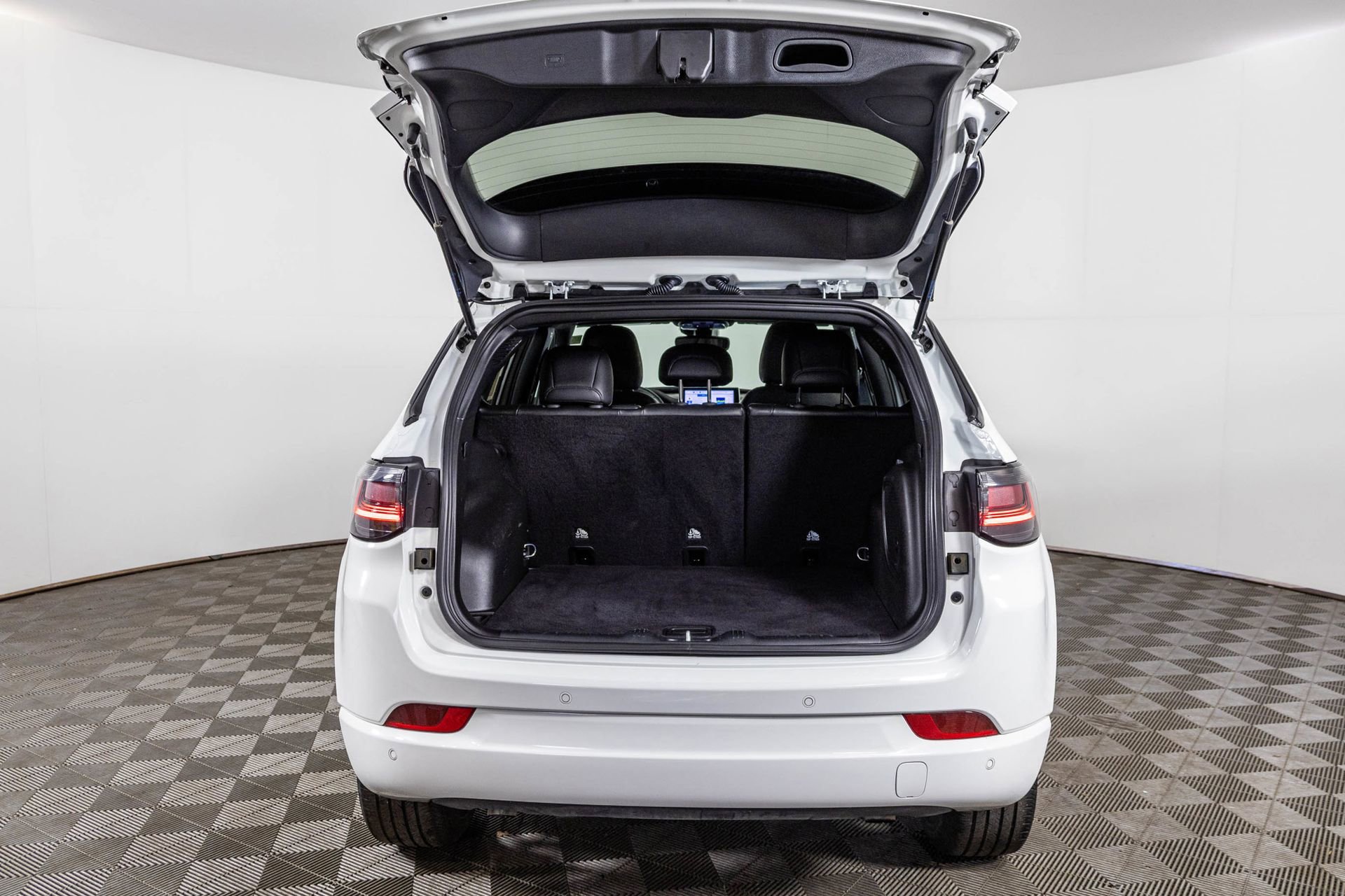 Used 2024 Jeep Compass Limited w/ High Altitude Package image 38