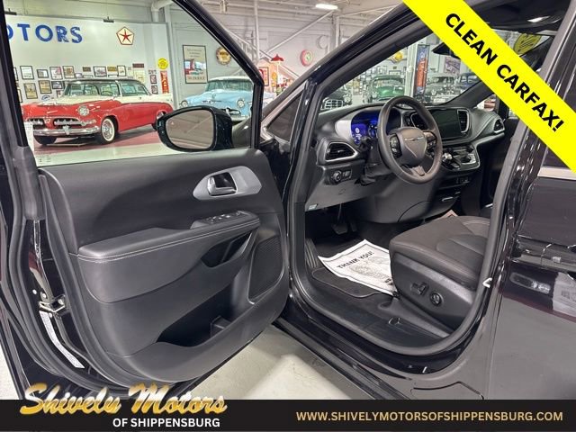 Used 2024 Chrysler Pacifica Touring image 11