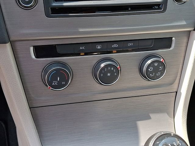 Used 2017 Volkswagen Golf S image 12