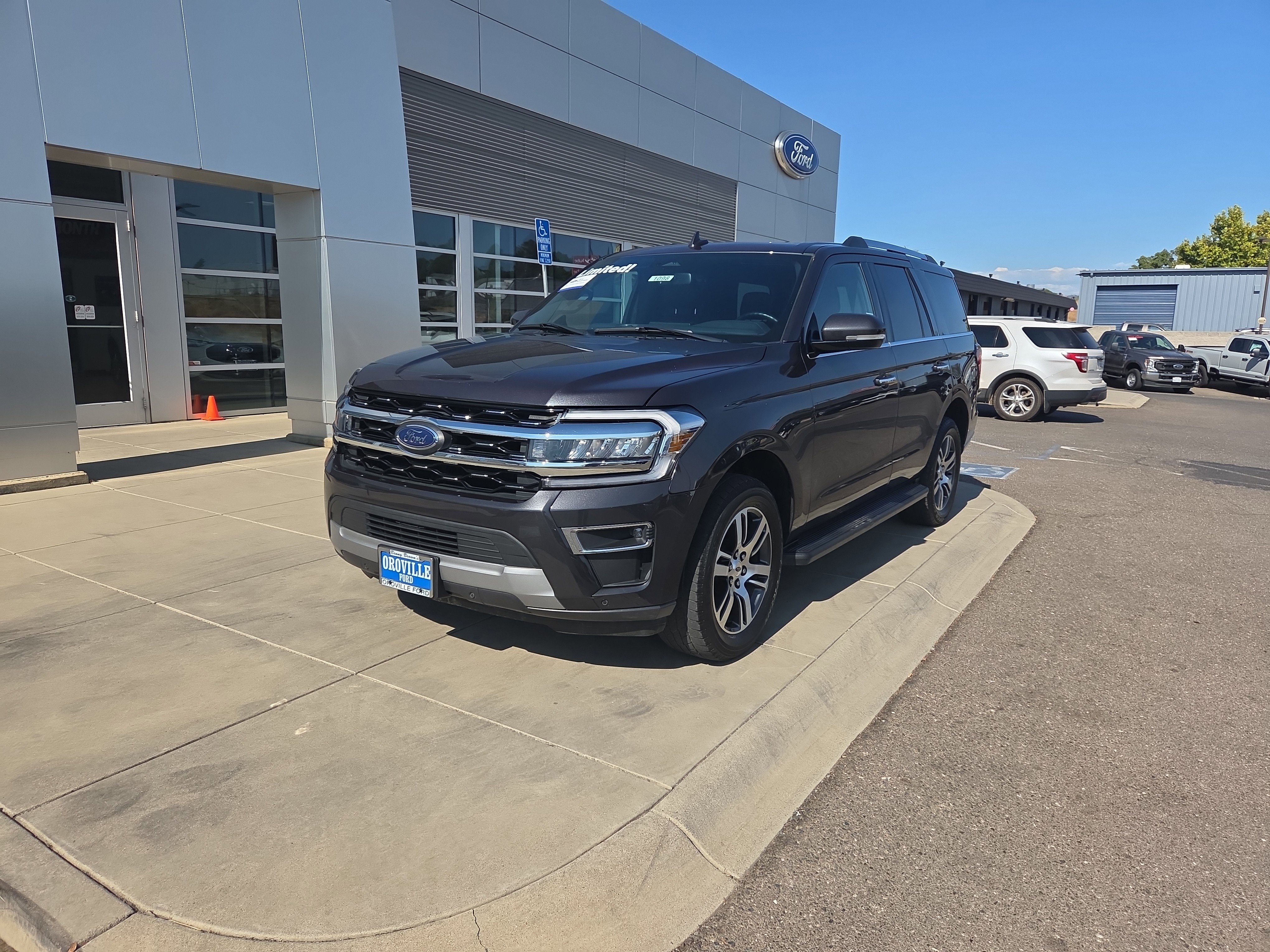 Used 2024 Ford Expedition Limited image 1