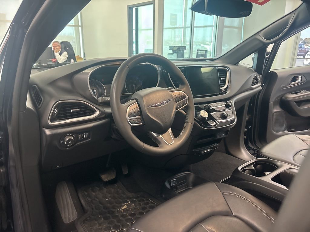 Used 2025 Chrysler Pacifica Select image 13
