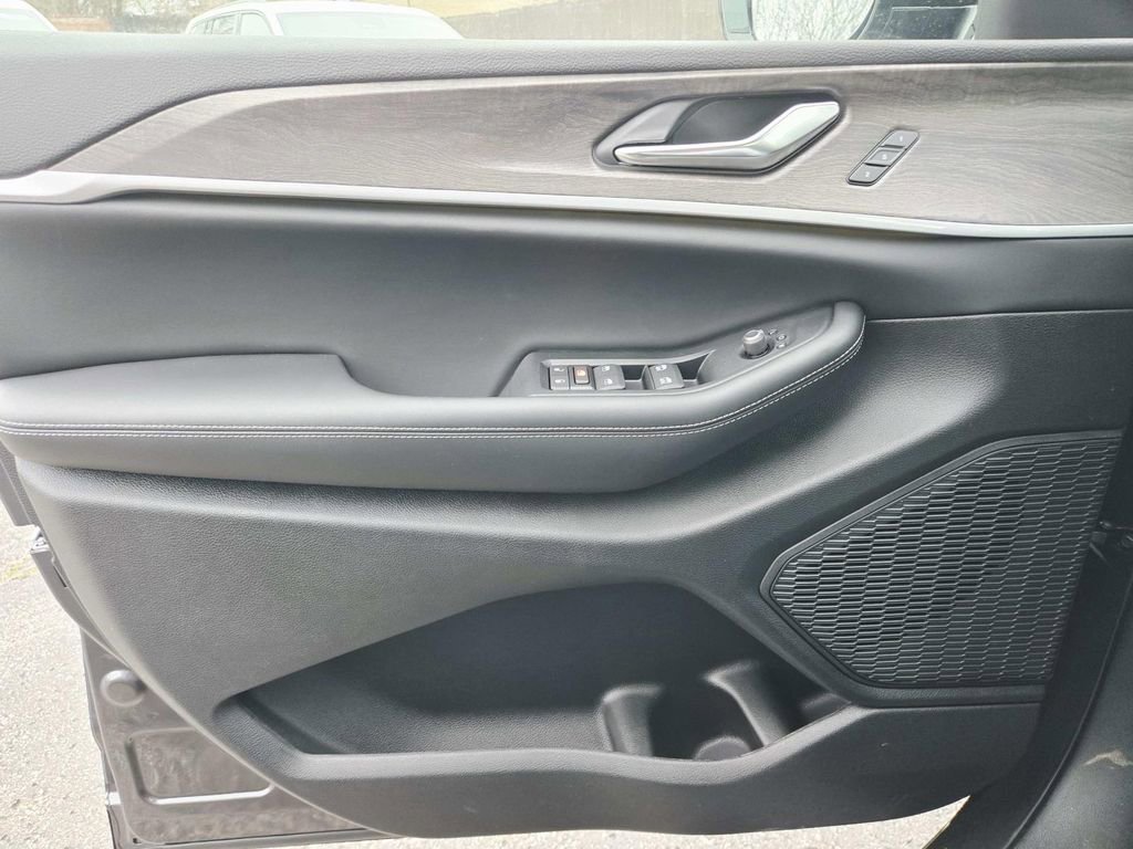 New 2025 Jeep Grand Cherokee Limited image 29