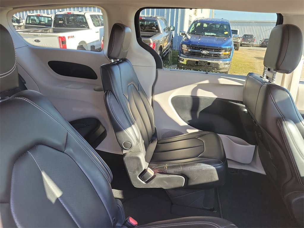Used 2023 Chrysler Pacifica Touring-L image 33