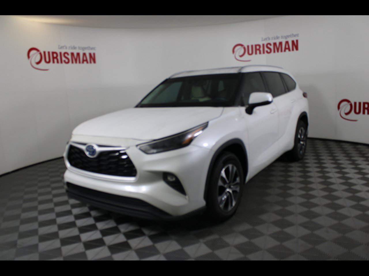 Used 2024 Toyota Highlander XLE FWD image 1