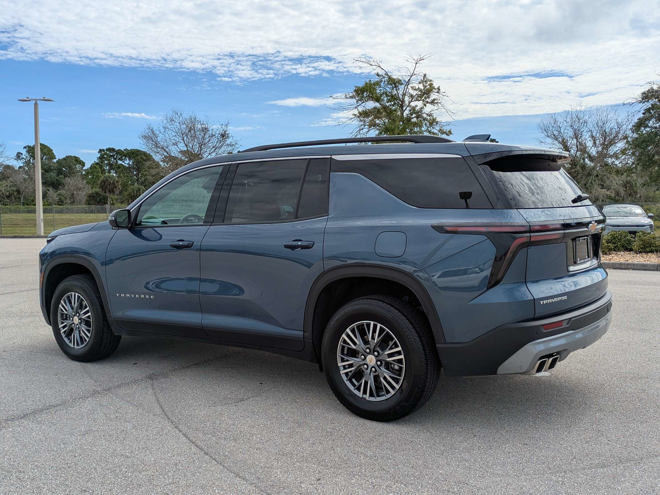 Used 2025 Chevrolet Traverse LT FWD image 6