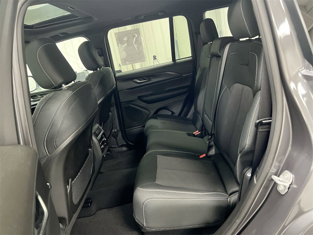 Used 2025 Jeep Grand Cherokee Laredo X w/ Luxury Tech Group I image 23