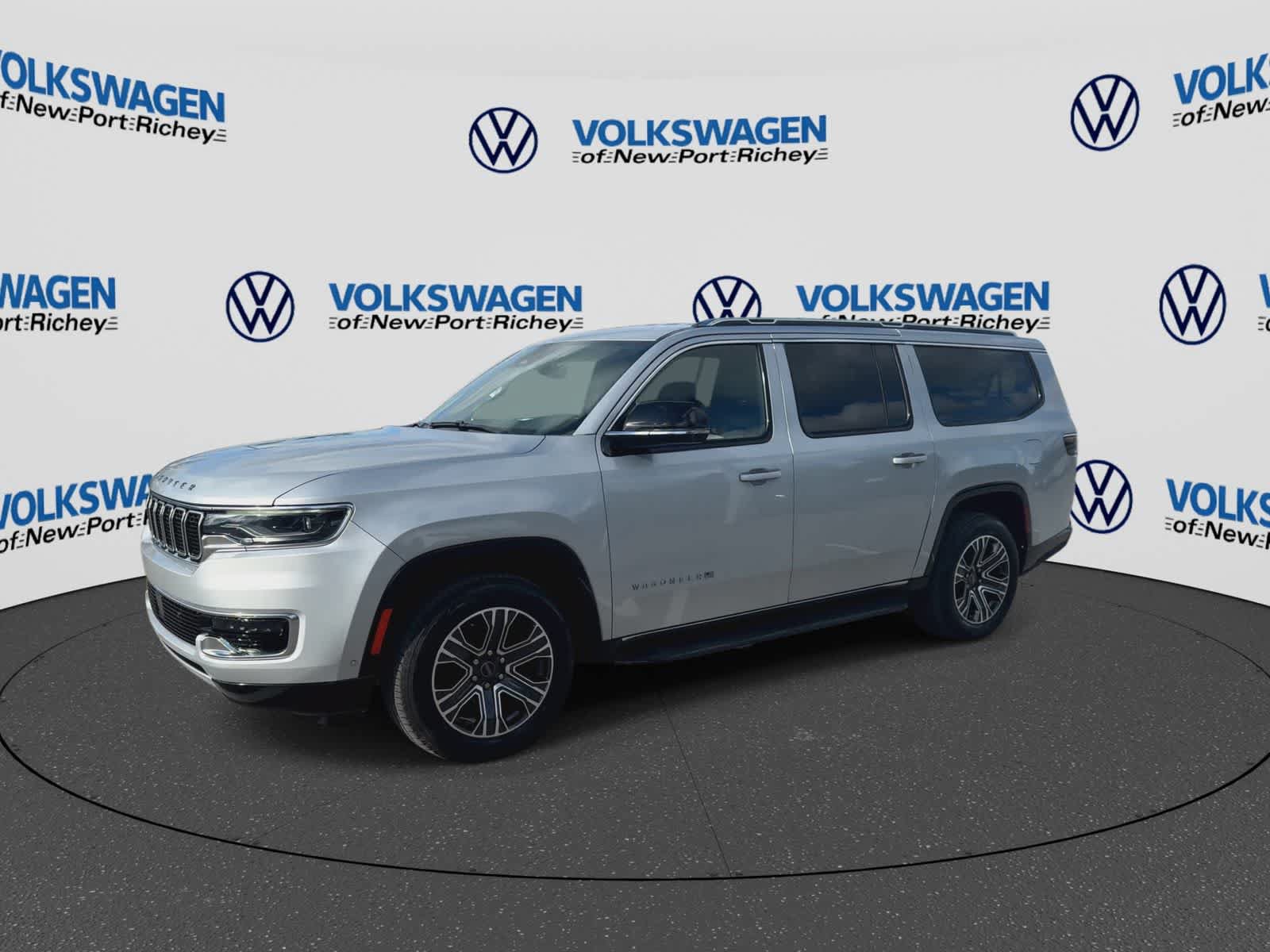 Used 2025 Jeep Wagoneer L Series II AWD/4WD image 4